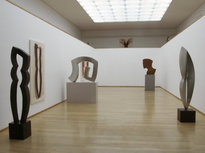 Blick in die Skulpturenhalle mit Skulpturen und Bildern von René Dantes
