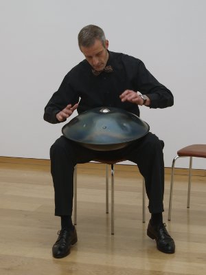 Roland Zipfel musiziert auf dem Perkussionsinstrument "Hang"