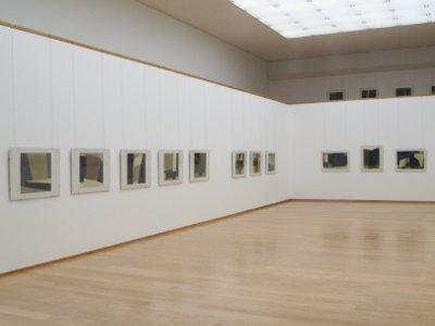 Blick in die Ausstellungshalle mit Werken Benedikt Werner Traut