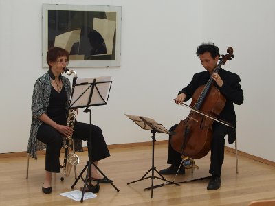 Bärbel Ursula Gebhardt, Bassklarinette, und Makoto Shinozaki, Violoncello, musizieren bei der Vernissage