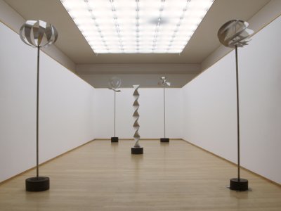Blick in die Ausstellungshalle mit Skulpturen von Roland Phleps
