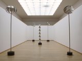 Blick in die Ausstellungshalle mit Skulpturen von Roland Phleps