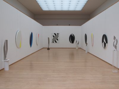 Blick in die Ausstellungshalle mit Werken von János Fajó und Roland Phleps