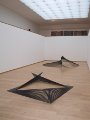 Blick in die Ausstellungshalle mit Skulpturen von Gunter Frentzel