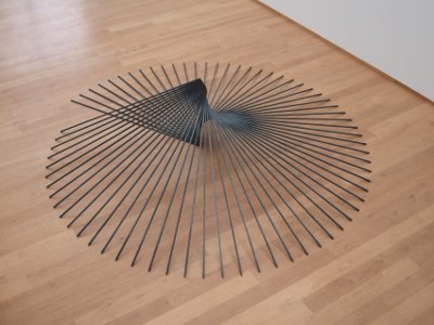 Gunter Frentzel: Ohne Titel, Skulptur aus 67 Vierkant-Metallstäben