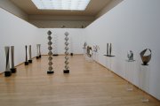 Blick in die Ausstellungshalle mit Skulpturen von Roland Phleps