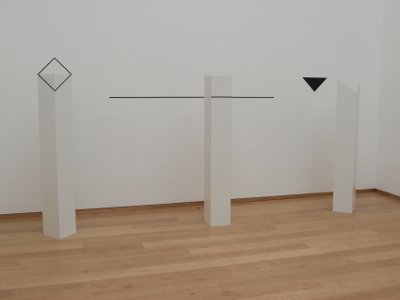 Gerhard Frömel: Stelen mit Wandbezug (Auszug aus Ladenburger Installation 2011)