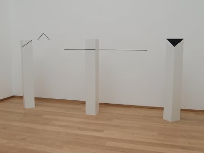 Gerhard Frömel: Stelen mit Wandbezug (Auszug aus Ladenburger Installation 2011)