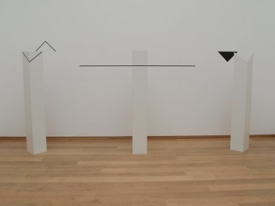 Gerhard Frömel: Stelen mit Wandbezug (Auszug aus Ladenburger Installation 2011)