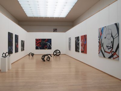 Blick in die Ausstellungshalle mit Bildern und Plastiken von Horst Kuhnert