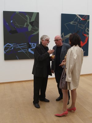 Der Künstler im Gespräch mit Besuchern