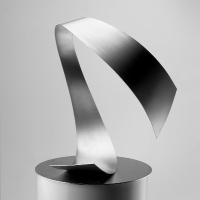 Sinuskurven-Viereck, torquiert ("Offener Ring"). Skulptur von Roland Phleps