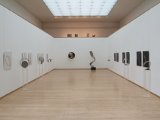 Blick in die Ausstellungshalle mit Reliefs und Skulpturen von Roland Phleps