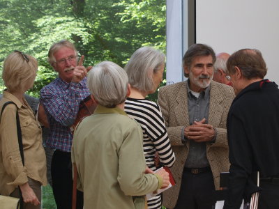 Der Künstler im Gespräch mit Besuchern