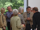 Der Künstler im Gespräch mit Besuchern