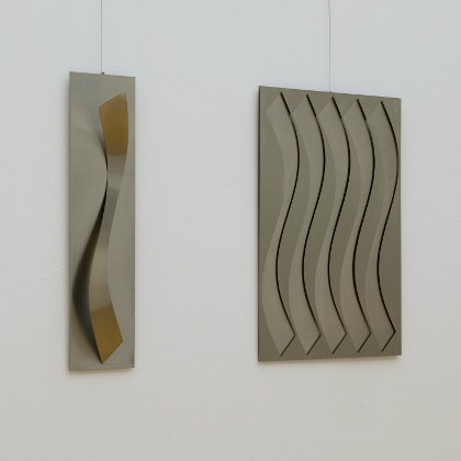 Roland Phleps: Sinuskurven-Viereck (vertikal) und Negativ-Relief mit fünf Sinuskurven-Vierecken