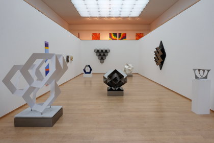 Bilder von Henk Crouwel und Skulpturen von Henk Rusman in der Skulpturenhalle
