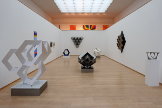 Bilder von Henk Crouwel und Skulpturen von Henk Rusman in der Ausstellungshalle der Stiftung für Konkrete Kunst Roland Phleps in Freiburg