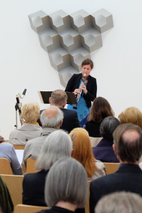 A. Maye, Klarinette, musiziert bei der Vernissage