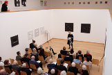 Linde Hollinger spricht bei der Vernissage persönliche Worte über Erwin Steller