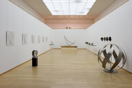 Roland Phleps: Skulpturenhalle mit Skuplturen von Roland Phleps