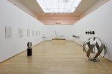 Roland Phleps: Ausstellungshalle mit Skuplturen von Roland Phleps