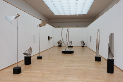 Ausstellungshalle mit Skulpturen von Roland Phleps