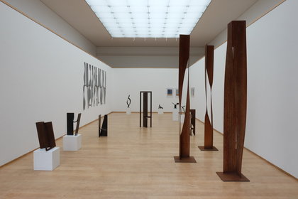 Blick in die Ausstellungshalle mit Stahlskulpturen von Karl Menzen