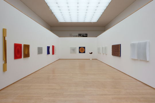 Ausstellungshalle mit Werken von Natacha Caland und Ueli Gantner