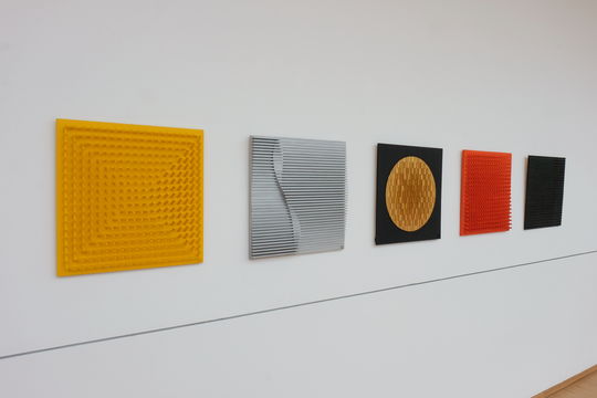 Natacha Caland: Collagen "Tourment jaune", "Twist again argent", "pleine lune", "Orange point à la ligne" und "Lignes noires"