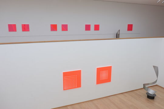 "Red with Red" und "Compositions of Light" von Ina von Jan, Skulpturen von Roland Phleps