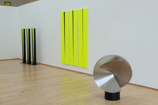 Stelen und Bilder: Ina von Jan. Skulptur: Roland Phleps