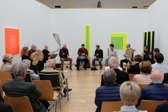 Murat Coşkun und das Ensemble der "Frame Drum Academy" bei der Vernissage