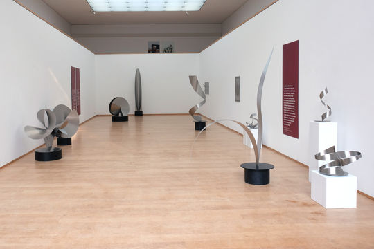 Ausstellungshalle mit Skulpturen von Roland Phleps
