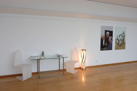 Roland Phleps: Plexiglas-Stuhl mit Ellipse als Grundform und zylindrische Leuchte mit fünf Sinuskurven-Vierecken