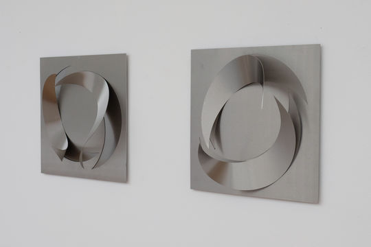 Roland Phleps: Reliefs mit Sichelmond-Paaren