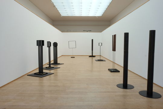 Ausstellungshalle mit Skulpturen von Jürgen Heinz