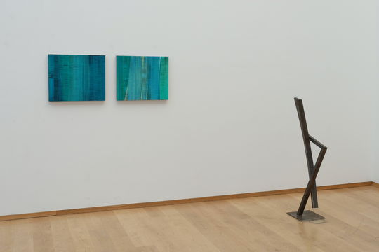 "Arpegio I" und "Arpegio II" von Karen Lüderitz, Skulptur "Lineament – tanzend V" von Karl Menzen