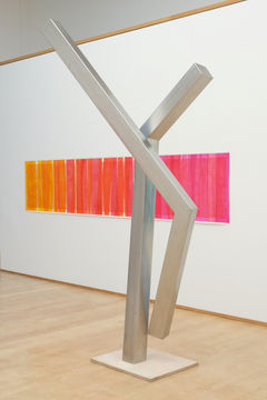 "Allegro" von Karen Lüderitz und Skulptur "Lineament – tanzend VIII" von Karl Menzen