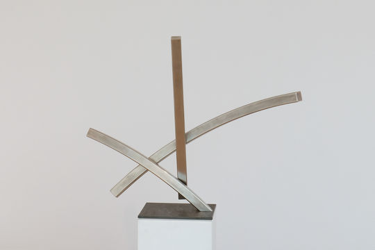 Skulptur "Drei Linien im Raum III" von Karl Menzen