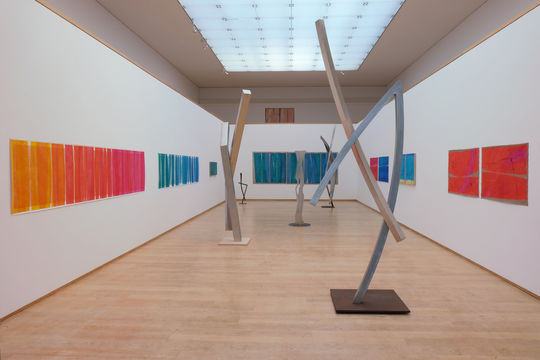 Bilder von Karen Lüderitz und Skulpturen von Karl Menzen in der Skulpturenhalle