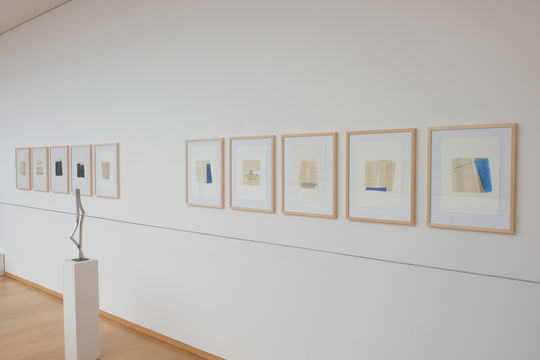"Sounds of Color and Space" von Karen Lüderitz und Skulptur "Lineament – tanzend VII" von Karl Menzen