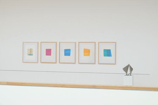 "Sounds of Color and Space" von Karen Lüderitz und Skulptur "Quadrat – Öffnung II" von Karl Menzen