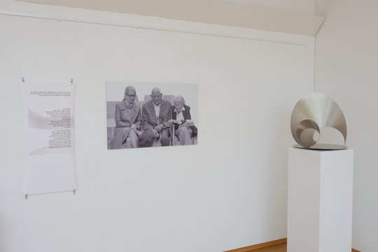 rechts: Skulptur "Proteus 2" von Roland Phleps