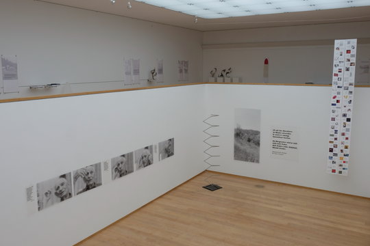 Blick von der Galerie auf Teile der Ausstellung "Der Kreis im Plan B"