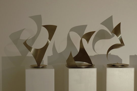 Roland Phleps, Varianten des Omega-Dreiecks: Skulpturen "Wunderbaum", "Zauberpferd" und "Wächter"