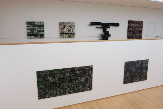 Ausstellungshalle mit Holzreliefs und Holzskulptur "T" von Mathias Hornung