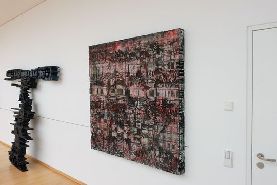 Mathias Hornung: Holzskulptur "T" und Holzrelief "Digital Melt"