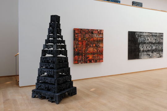 Mathias Hornung: Pyramide und Holzreliefs "Digital Melt"