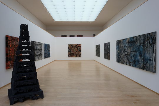 Ausstellungshalle mit Werken von Mathias Hornung